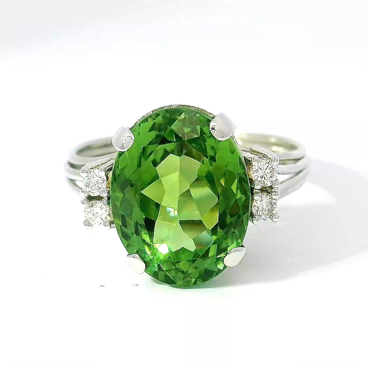 Zeitloser Vintage-Ring in 18 Karat Weißgold mit grünem Turmalin & Brillanten