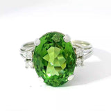 Zeitloser Vintage-Ring in 18 Karat Weißgold mit grünem Turmalin & Brillanten