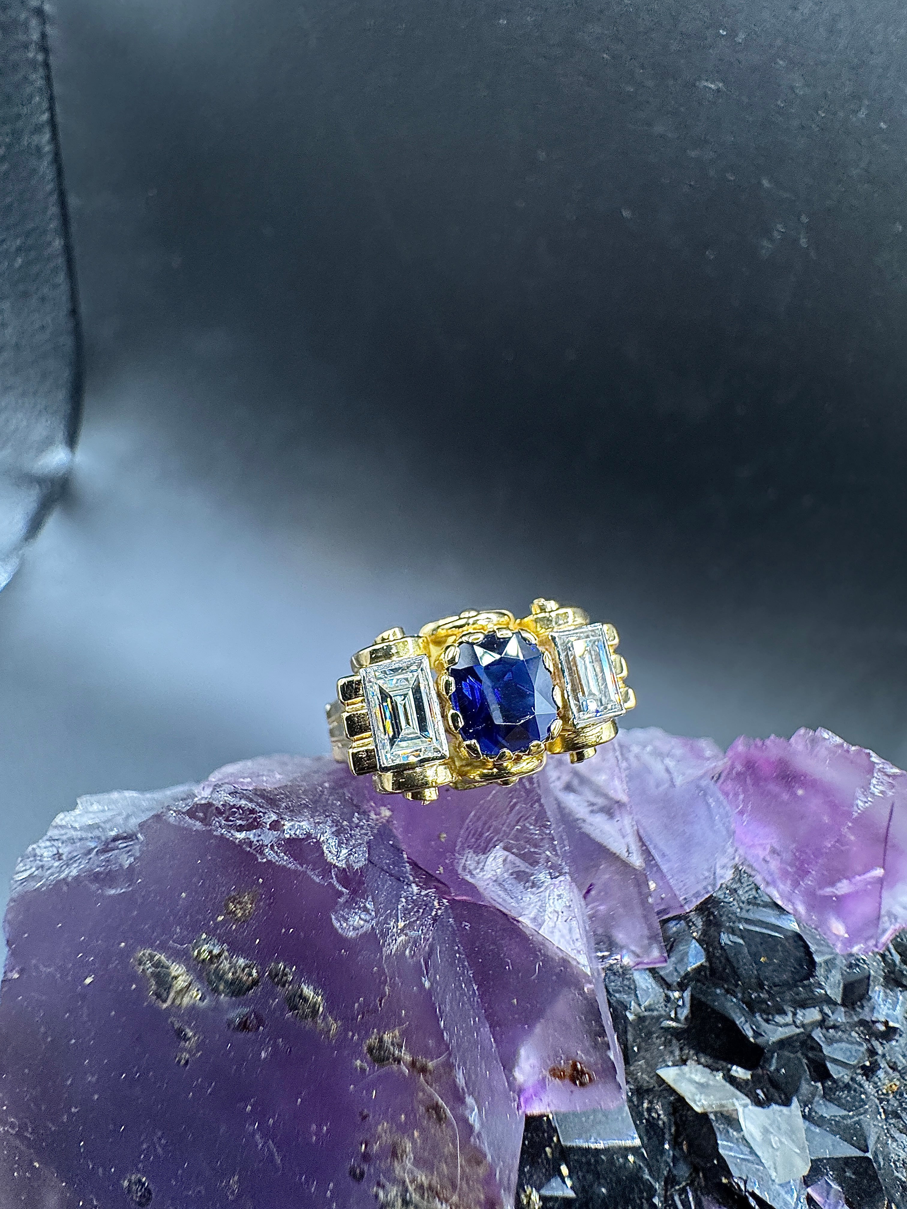 Handgefertigter Ring in 18 Karat Gelbgold mit blauem Saphir & Diamant-Baguettes
