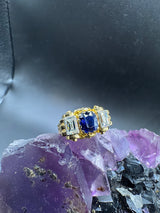 Handgefertigter Ring in 18 Karat Gelbgold mit blauem Saphir & Diamant-Baguettes