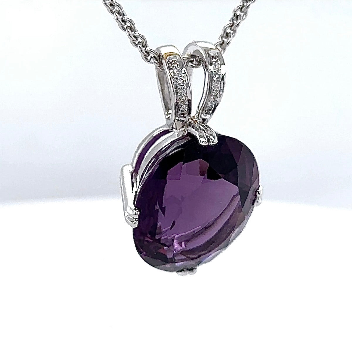 Moderner Edelsteinanhänger in 18 Karat Weißgold mit Amethyst & Brillanten + Kette