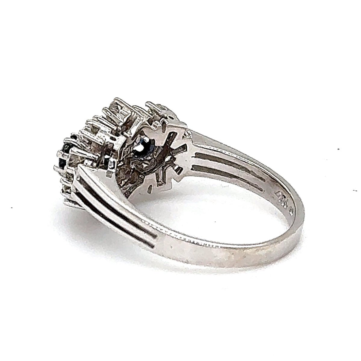 Dekorativer Ring in 14 Karat Weißgold mit feinen Saphiren & Brillanten