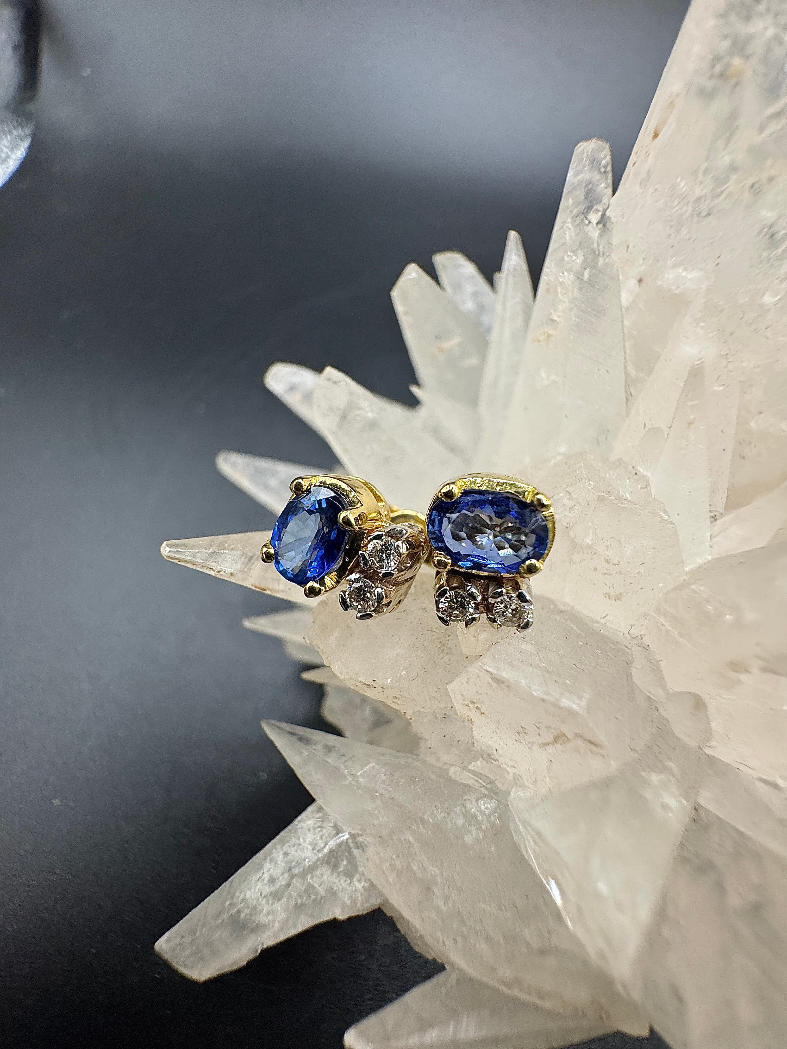 Fine earrings in 18k yellow & white gold with blue sapphires & brilliant-cut diamonds