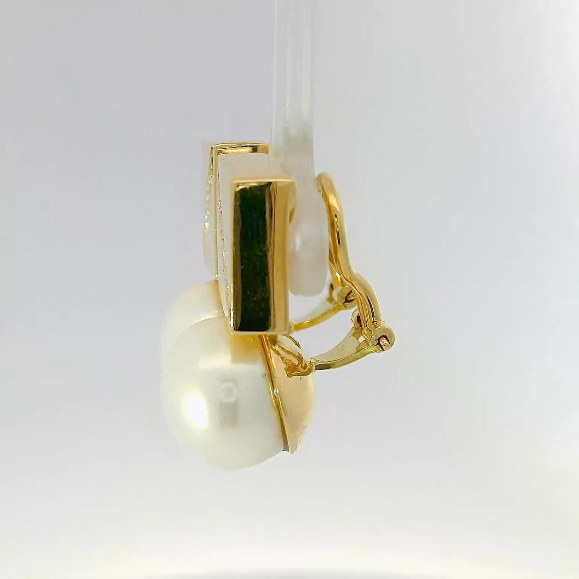 Massive 18k yellow gold earrings with brilliant cut diamonds & freshwater pearls