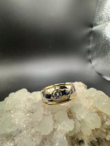 Handgefertigter Bandring in 14 Karat Gelb- & Weißgold mit Brillanten & Saphiren