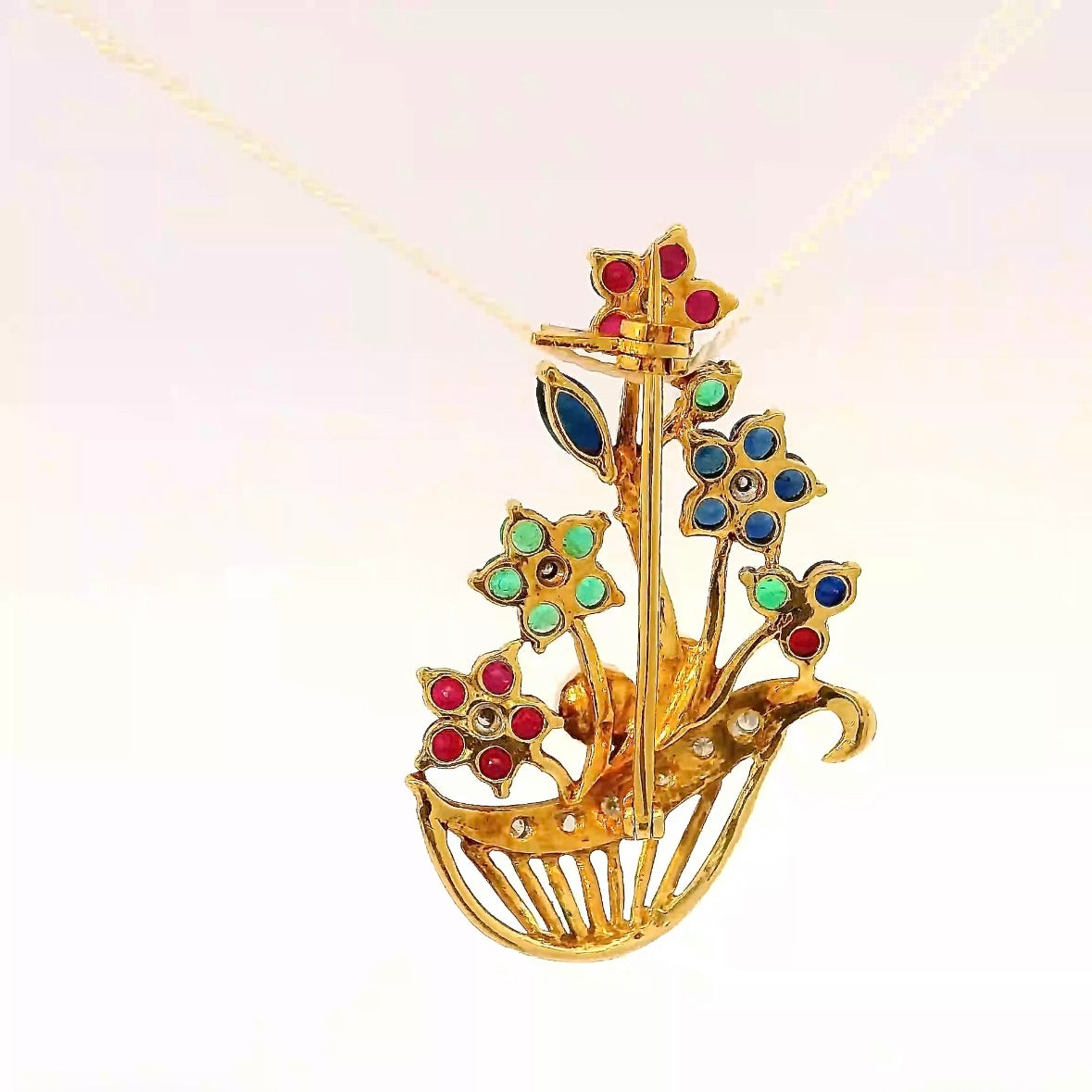 Farbenfrohe Brosche in 18 Karat Gelbgold mit Smaragd, Rubin, Saphir & Brillanten