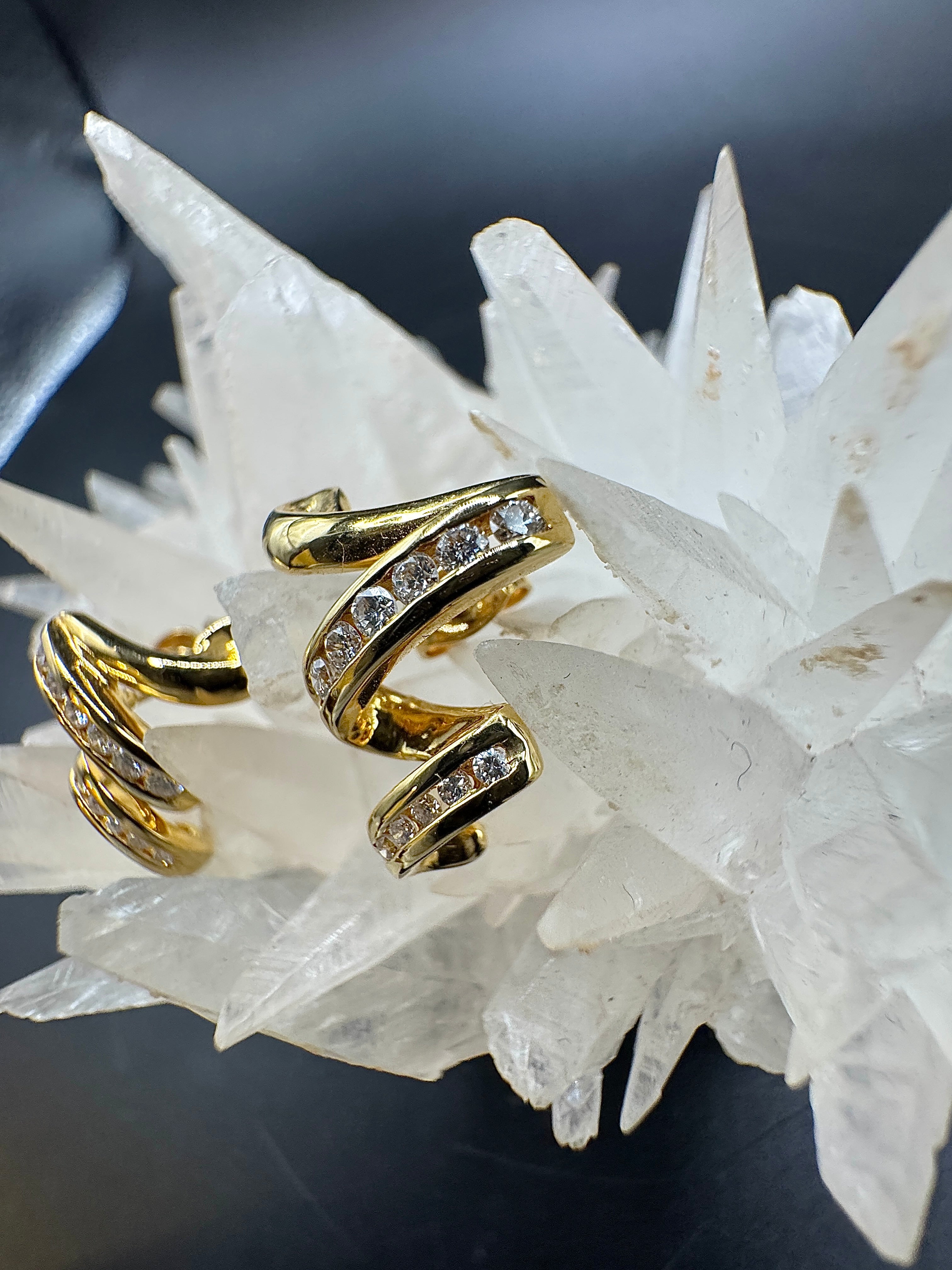 Elegant earrings in 18 carat yellow gold with fine brilliant-cut diamonds