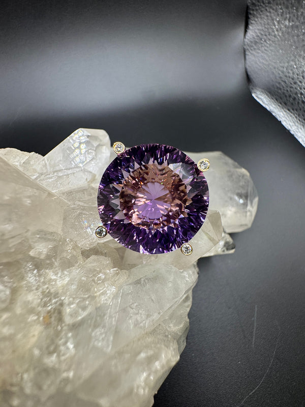 Moderner Amethyst Ring in 14 Karat Gelbgold mit feinen Brillanten