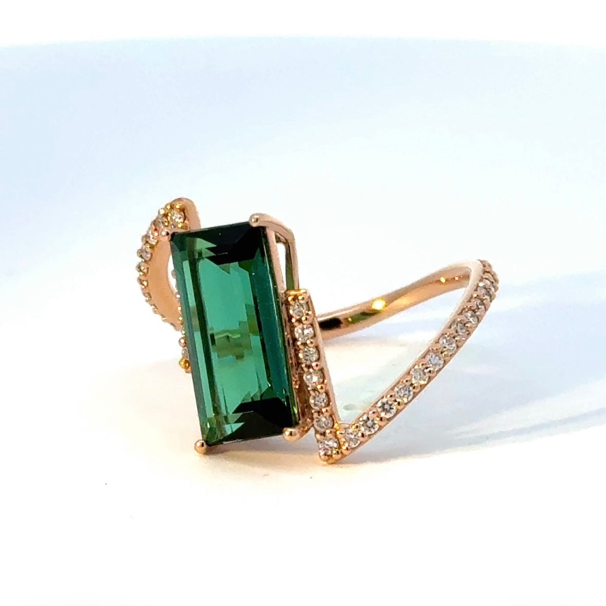 Eleganter Ring in 14 Karat Rosegold mit Lagoon-Turmalin & Brillanten