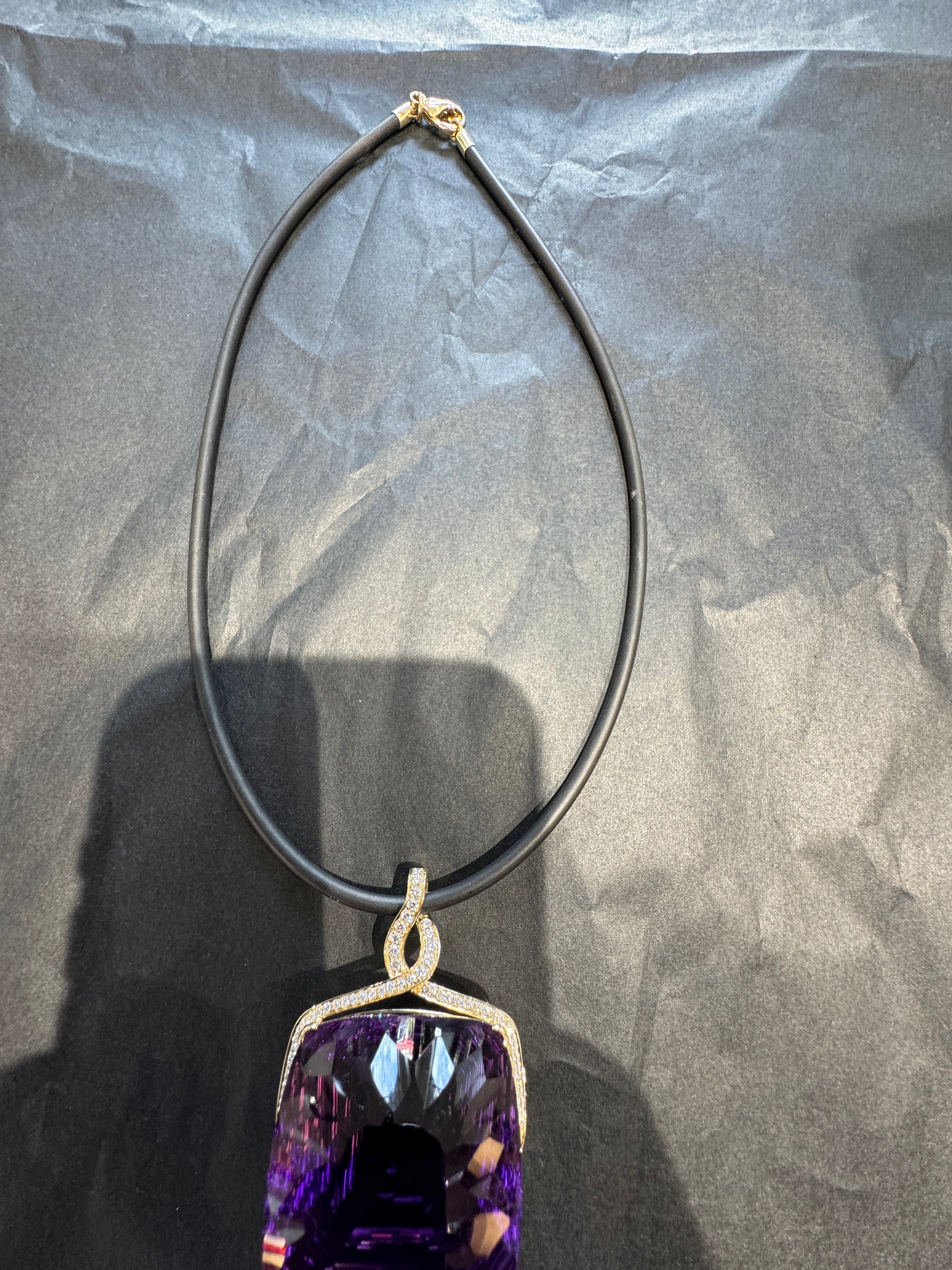 Riesiger Amethyst Anhänger in 14 Karat Gelbgold mit feinen Brillanten