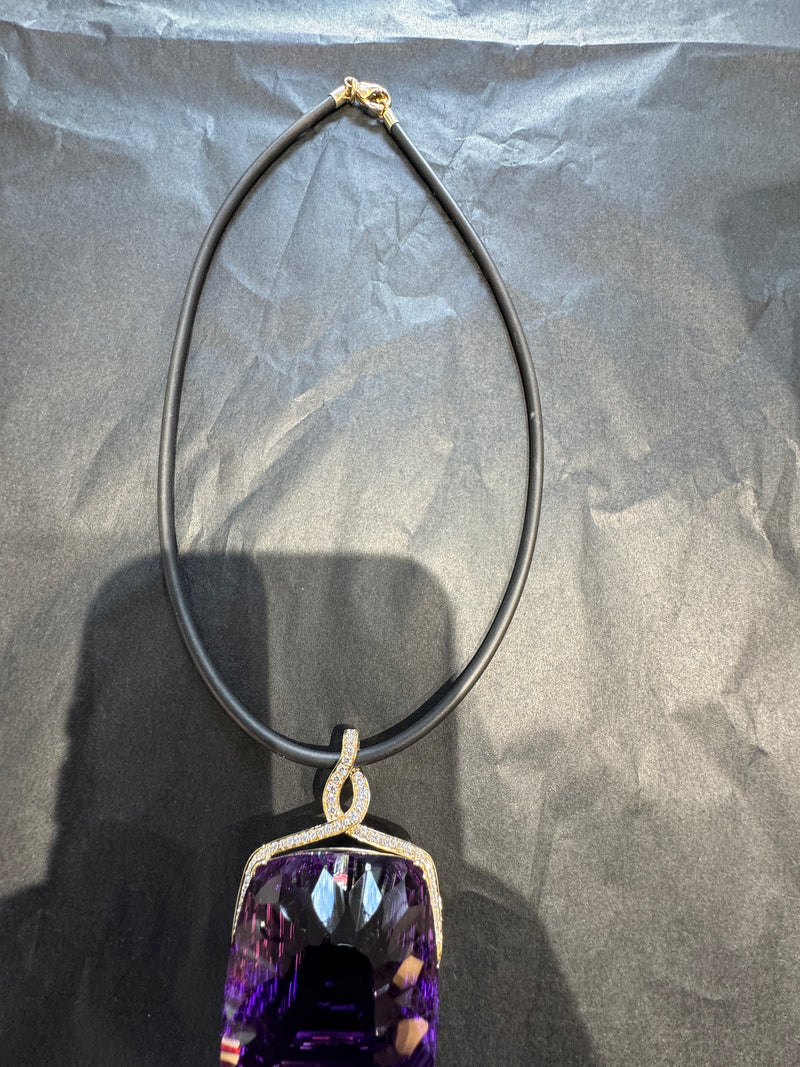 Riesiger Amethyst Anhänger in 14 Karat Gelbgold mit feinen Brillanten