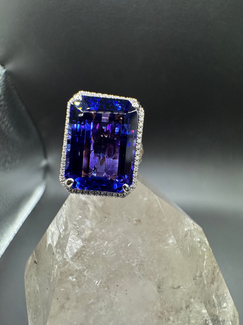 Edler Tansanit Ring in 18 Karat Weißgold mit feinen Brillanten