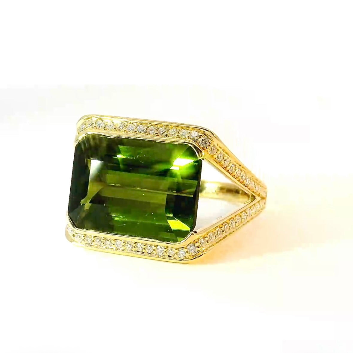 Beeindruckender Ring in 14 Karat Gelbgold mit großem Turmalin & feinen Brillanten