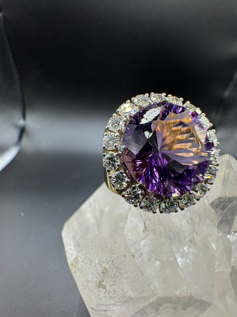 Prunkvoller Cocktailring in 18 Karat Gold mit großem Amethyst & Brillanten