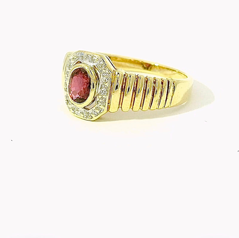 Eleganter Ring in 14 Karat Gelbgold mit Rubin & Diamanten