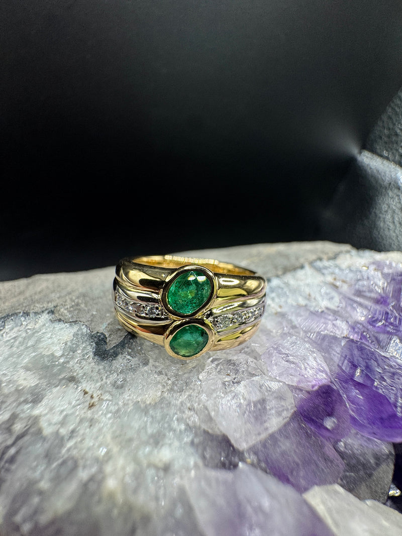 Handgefertigter Ring in 18 Karat Gelbgold mit Smaragden & Brillanten