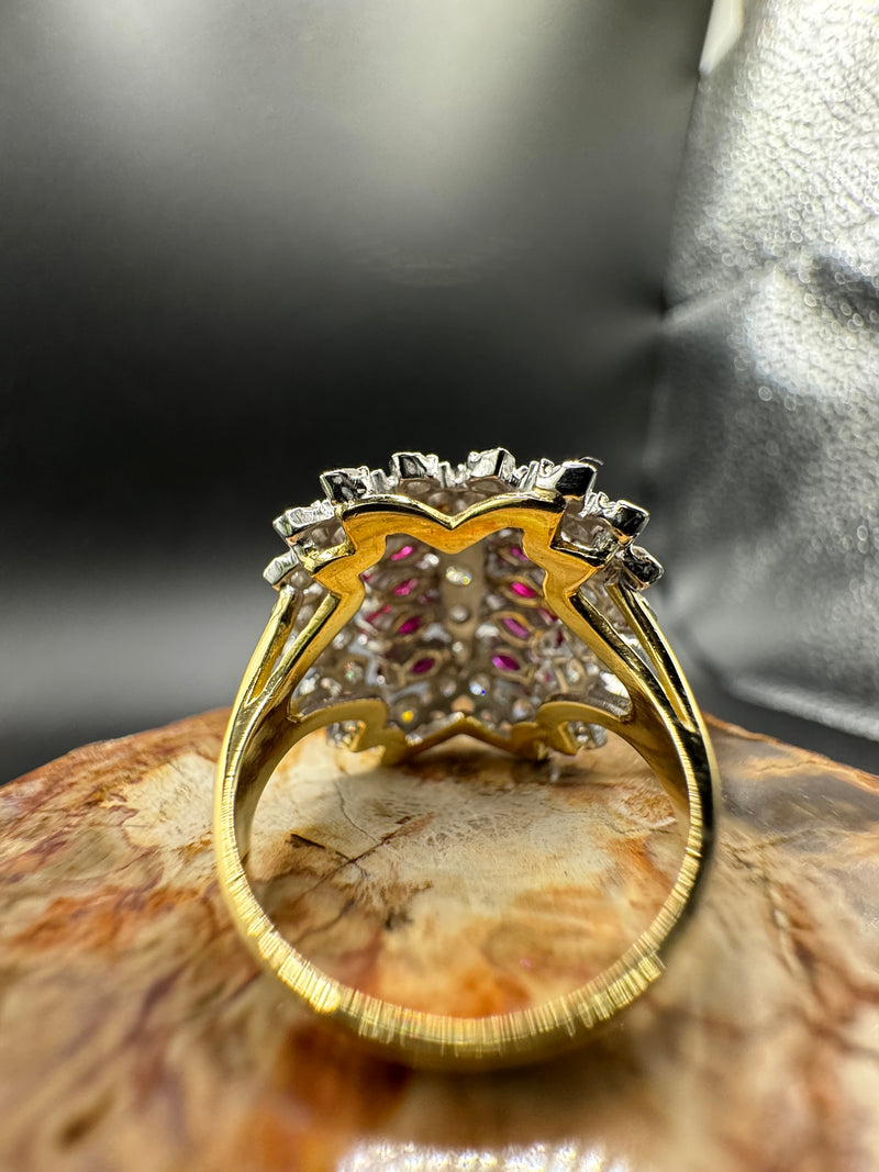 Ausgefallener Cocktailring in 18 Karat Gold mit Rubinen und Brillanten