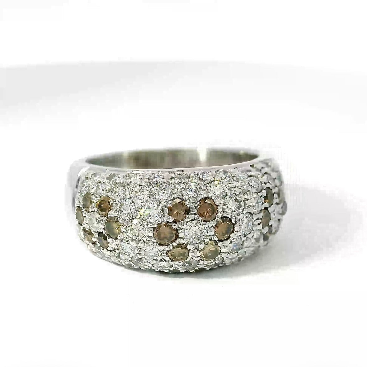 Elegant 18 karat (750) white gold ring with brilliant-cut and fancy-cut diamonds