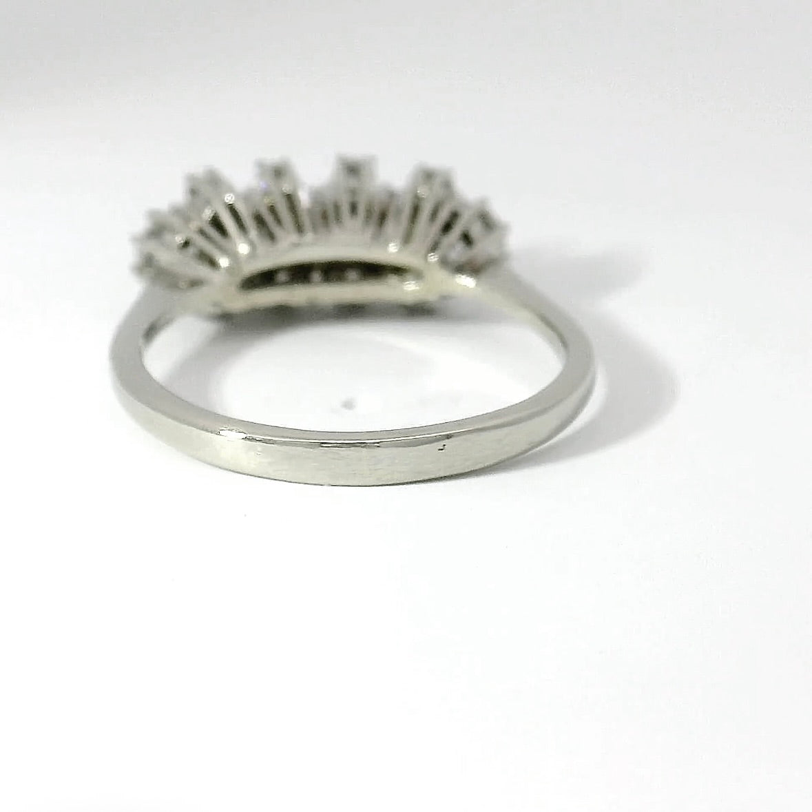 Luminous ring in 18 carat white gold with brilliant-cut & eight-cut diamonds