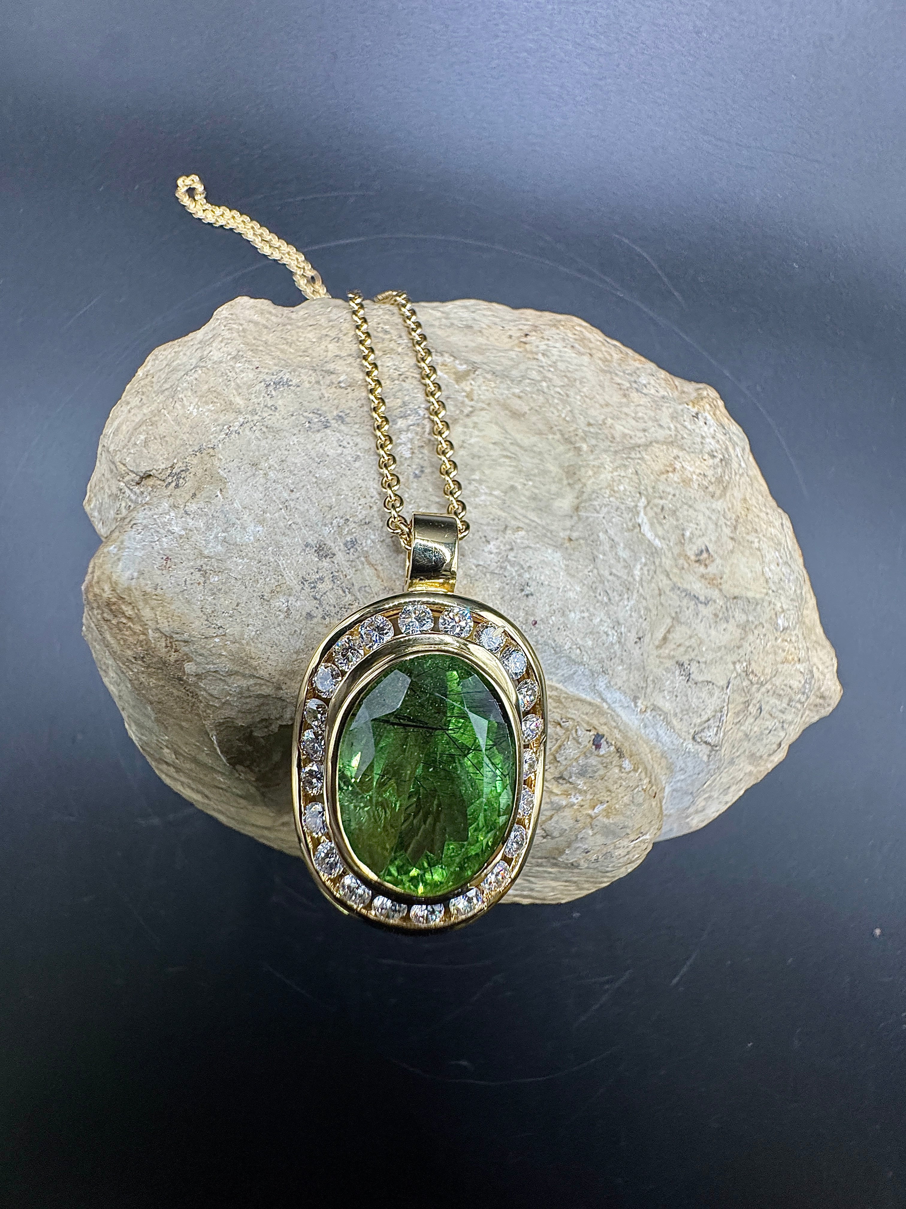 Edler Anhänger in 18 Karat Gelbgold mit großem Peridot & Brillanten