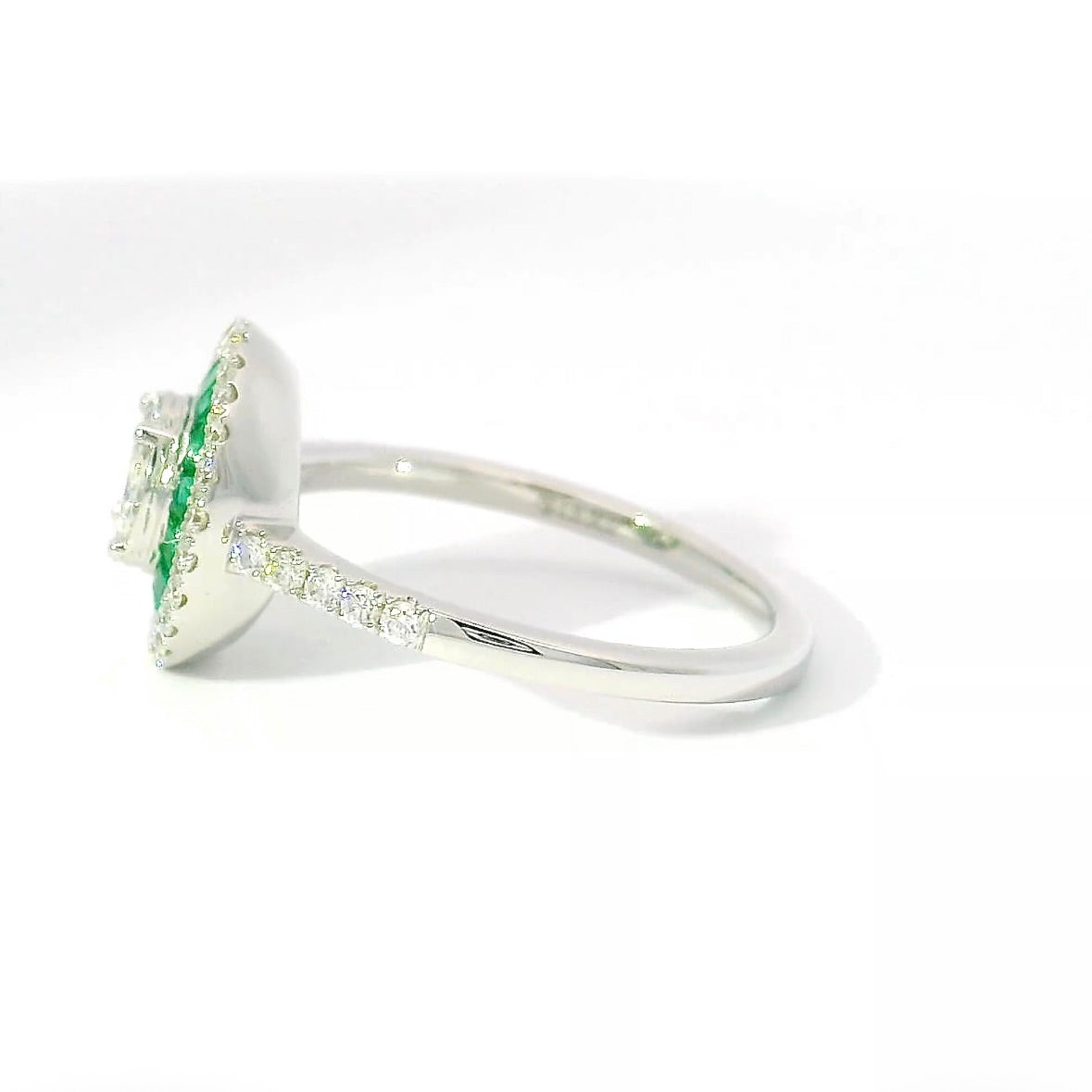 Moderner Ring in 18 Karat Weißgold mit Brillanten & Smaragden