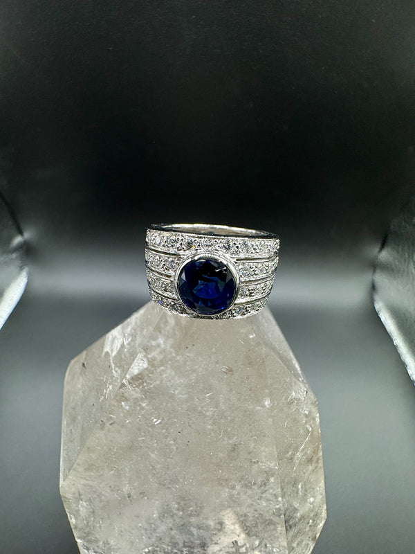 Eindrucksvoller Ring in 18 Karat Weißgold mit augenreinem Saphir und Brillanten