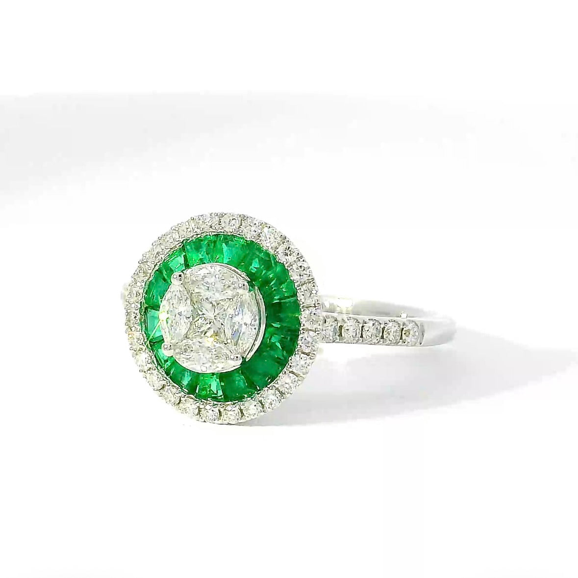 Moderner Ring in 18 Karat Weißgold mit Brillanten & Smaragden