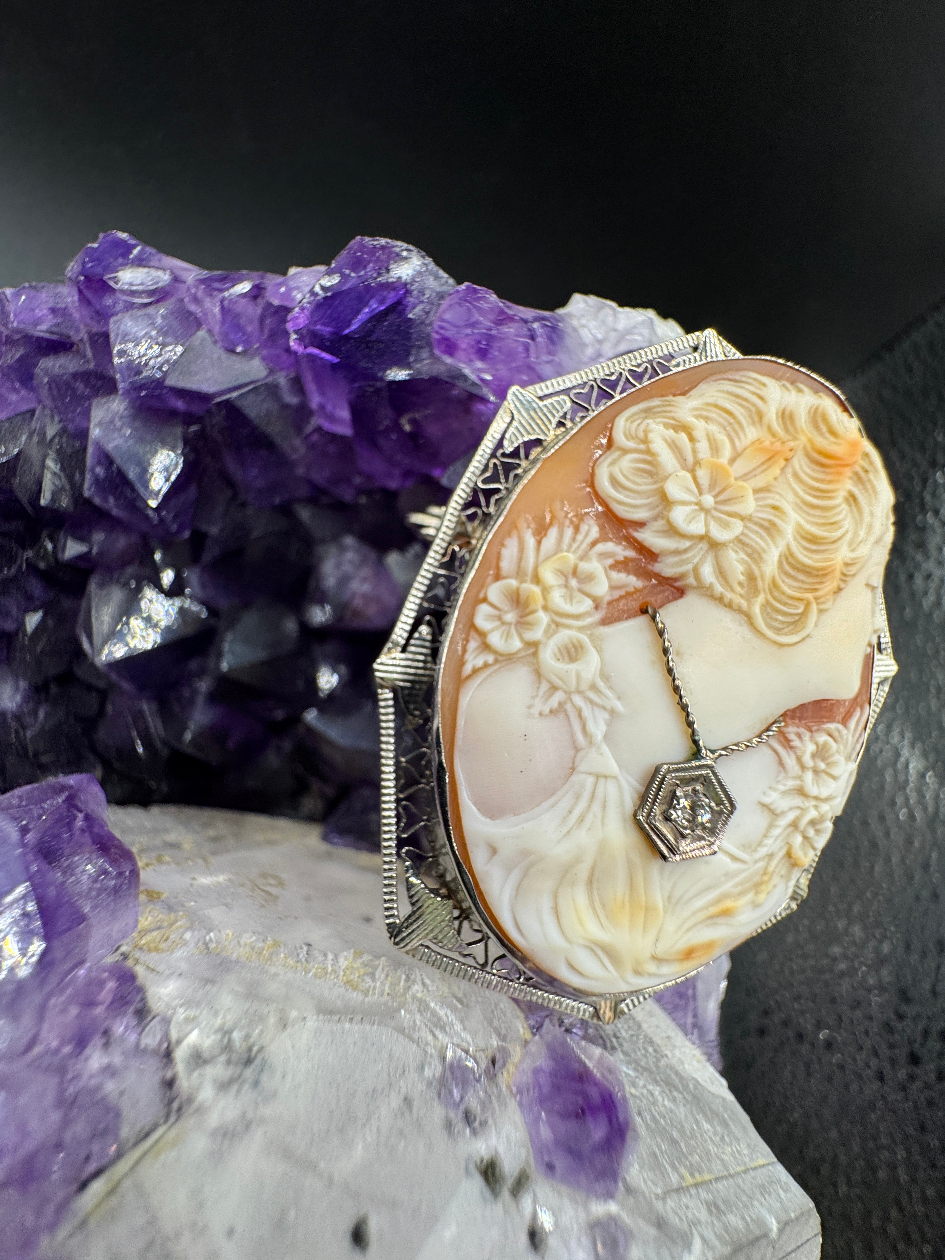 Antique brooch in 14-karat white gold with shell cameo and brilliant-cut diamond - Impressively crafted