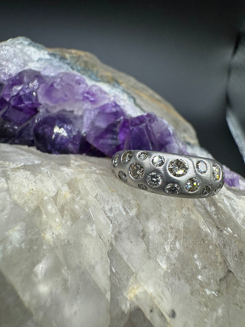 Edler Sternenhimmel-Ring in 14 Karat Weißgold mit Brillanten