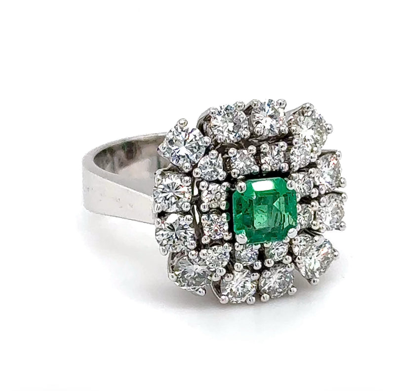 Prunkvoller Cocktailring in 14 Karat Weißgold mit leuchtendem Smaragd & Brillanten