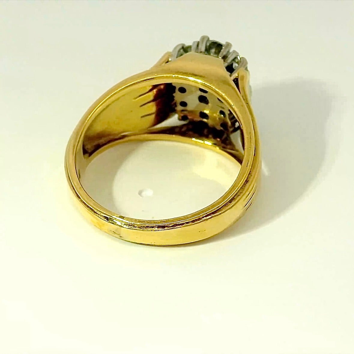 Eindrucksvoller Vintage-Ring in 18 Karat Gelb- und Weißgold mit hochfeinen Brillanten