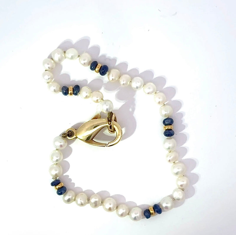 Verspieltes Perlenarmband mit 14 Karat Gelbgold und blauen Saphiren