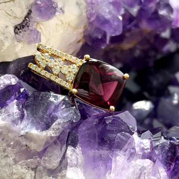 Modern gemstone pendant in 18 carat yellow gold with large rhodolite and fine brilliant-cut diamonds