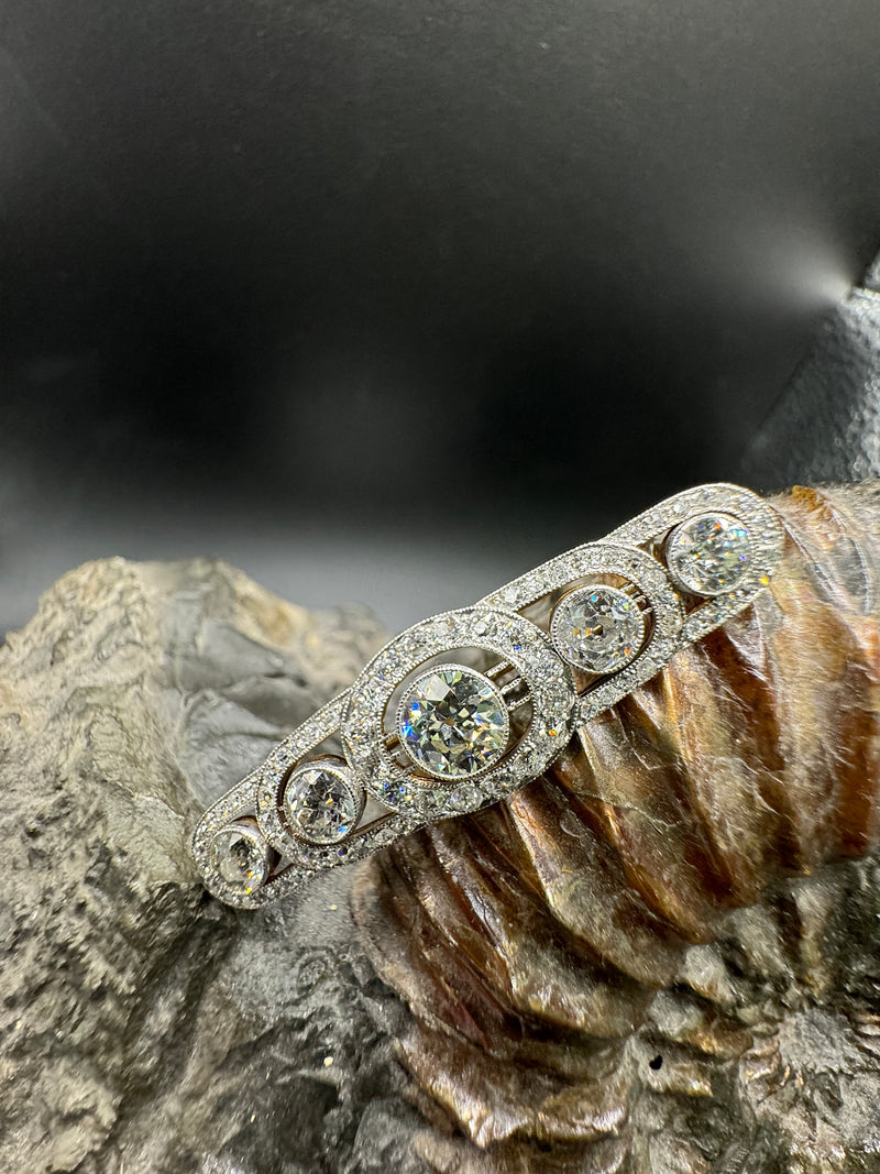 Eindrucksvolle Art-Deco Brosche in 14 Karat Gold mit großen Altschliff Diamanten