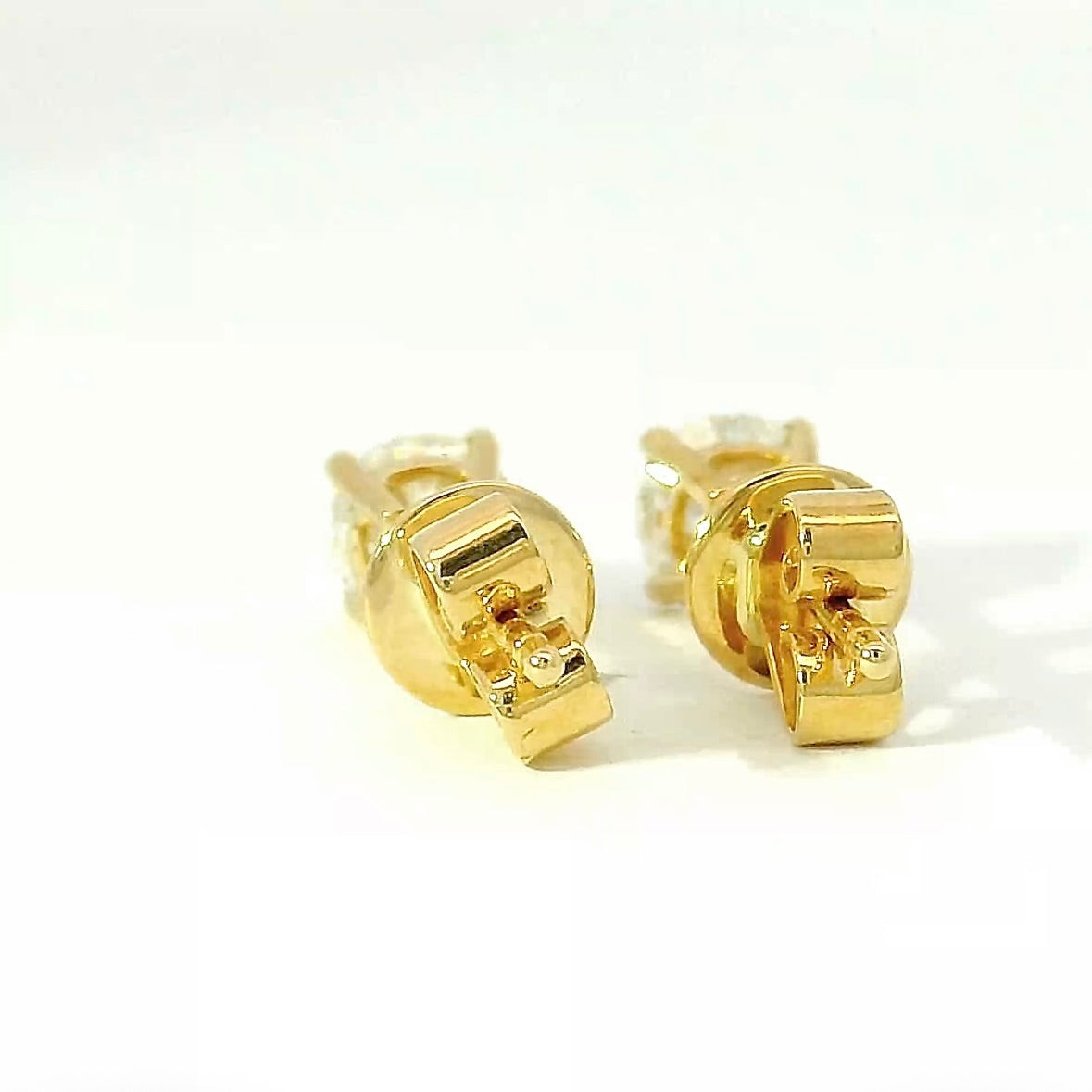 Moderne Brillantstecker in 18 Karat Gelbgold mit hochfeinen Brillanten