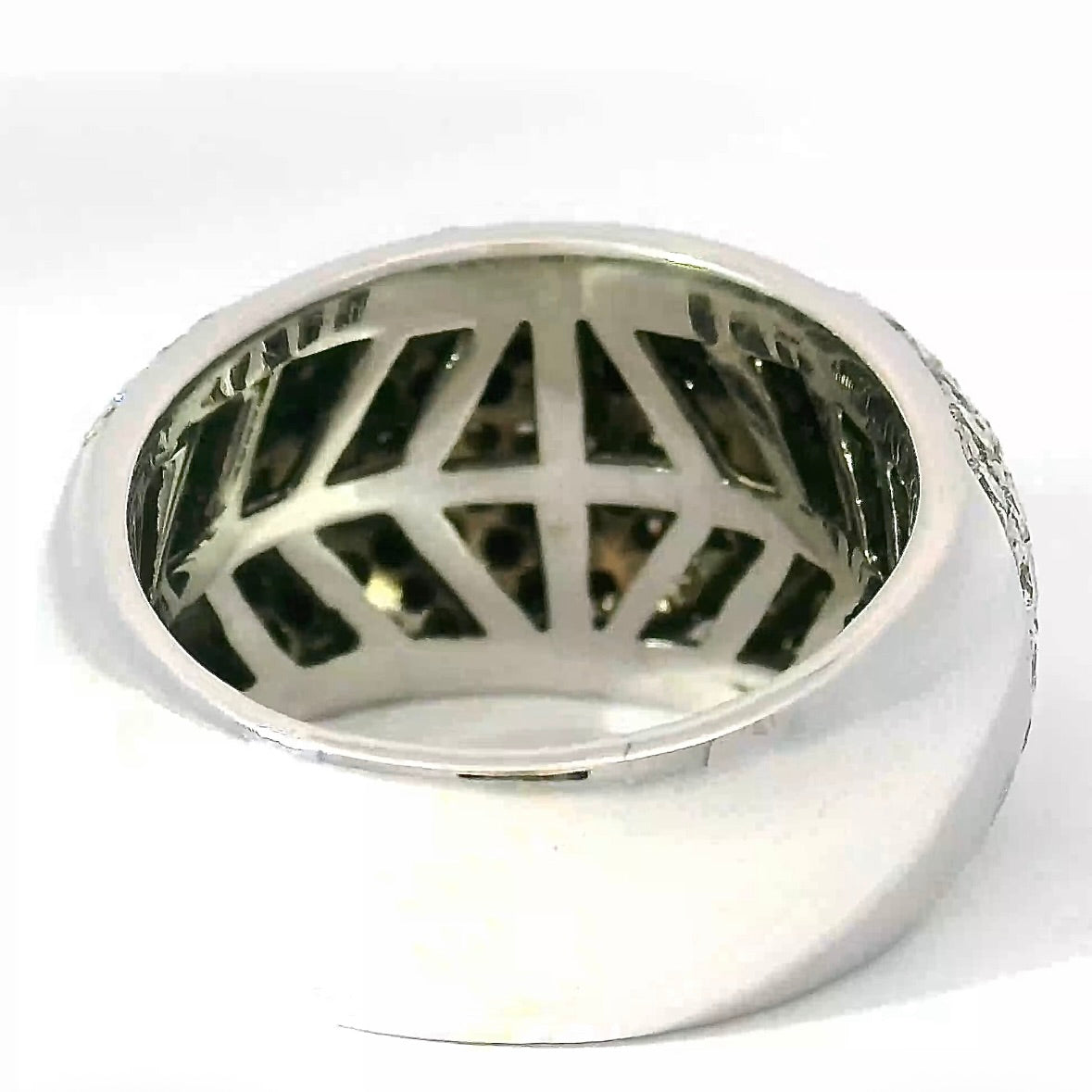 Substantial 18k white gold cocktail ring with black & white brilliant-cut diamonds