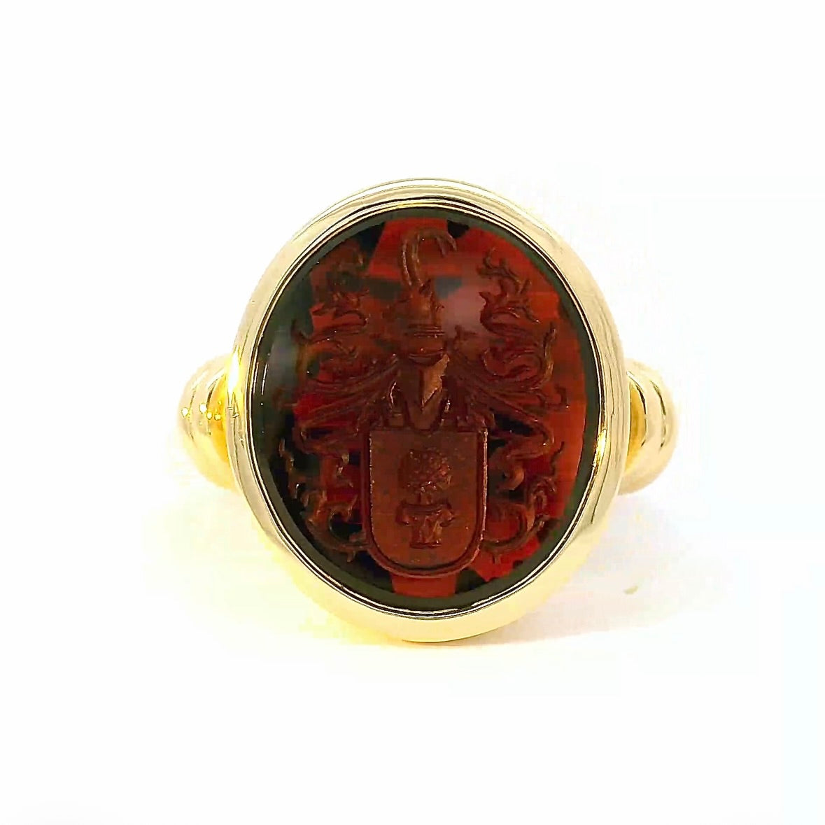 Handgefertigter Augsburger Ring in 18 Karat Gelbgold mit Granat-Siegel