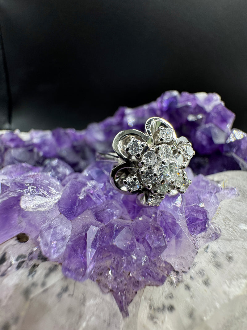Dekorativer Blumen-Ring in 14 Karat Weißgold mit lebhaften Brillanten
