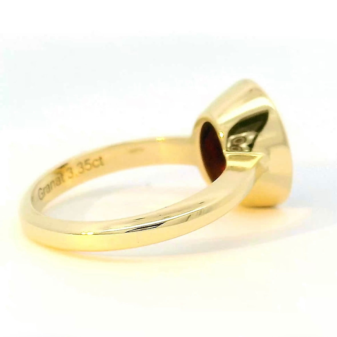 Edler Ring in 14 Karat Gelbgold mit rotem Granat von R. H. Becker