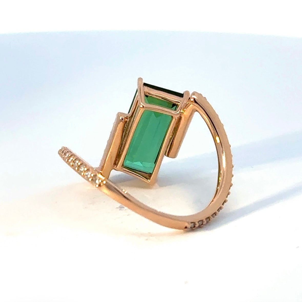 Eleganter Ring in 14 Karat Rosegold mit Lagoon-Turmalin & Brillanten