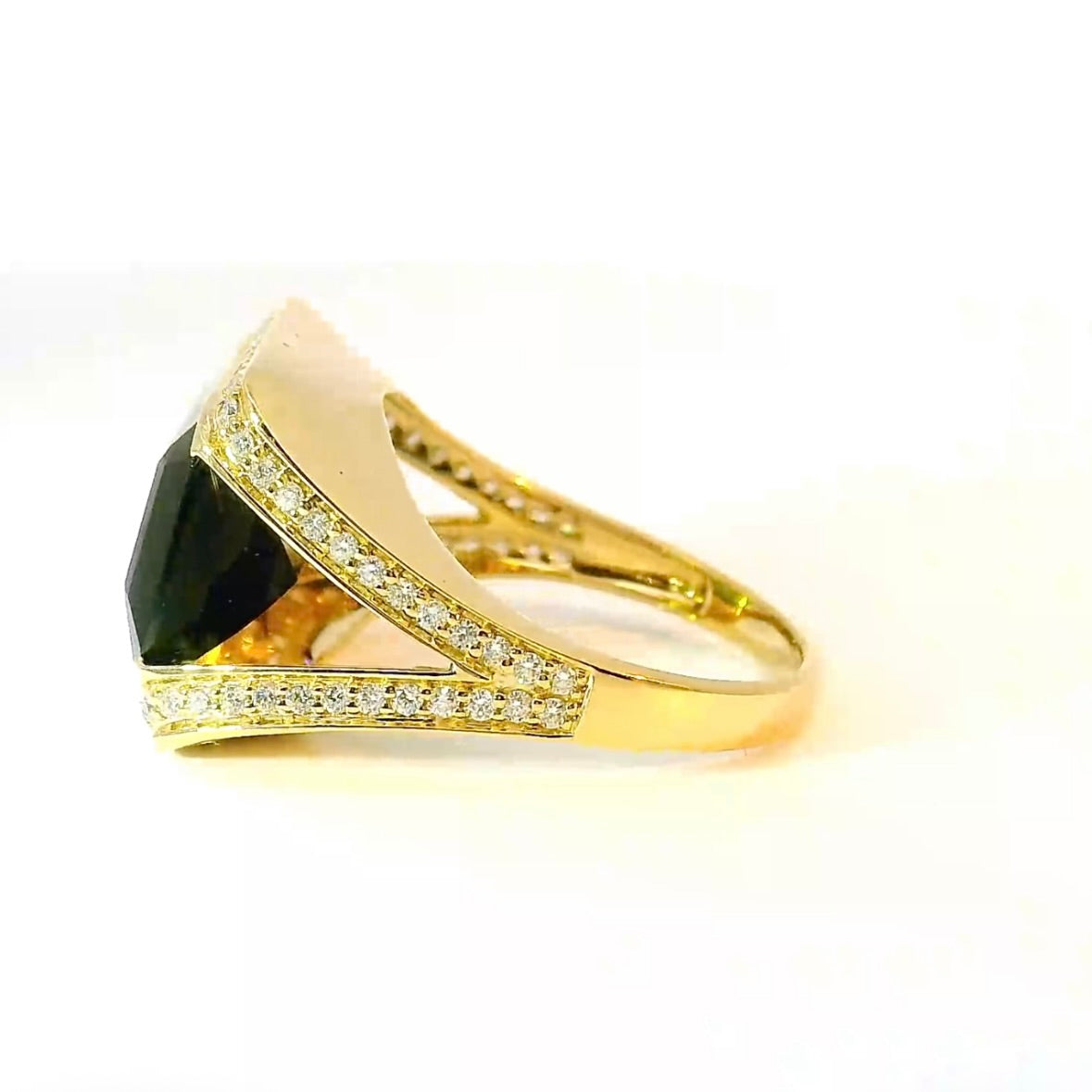Beeindruckender Ring in 14 Karat Gelbgold mit großem Turmalin & feinen Brillanten