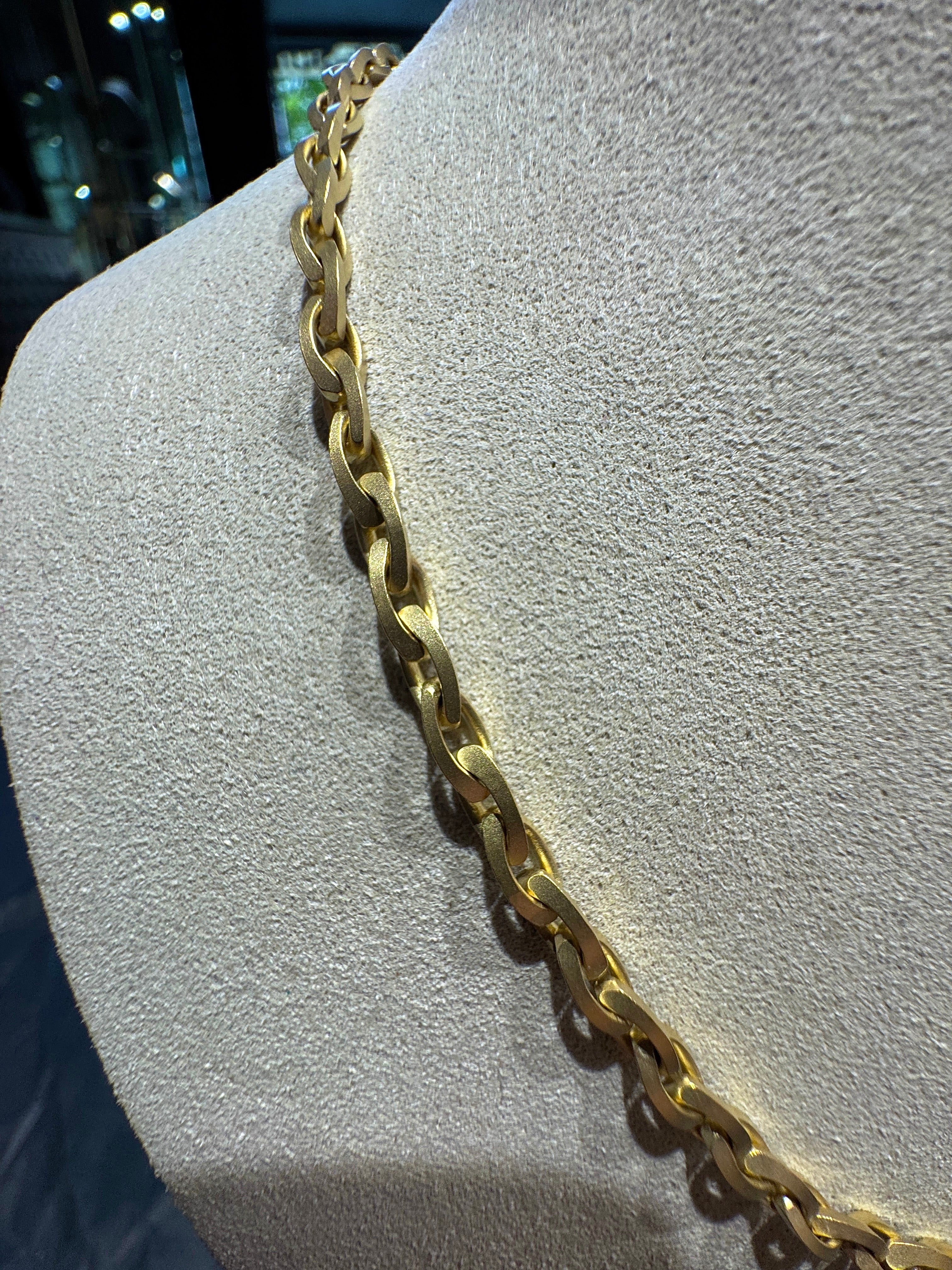 Frosted anchor chain in 14k yellow gold with lobster clasp