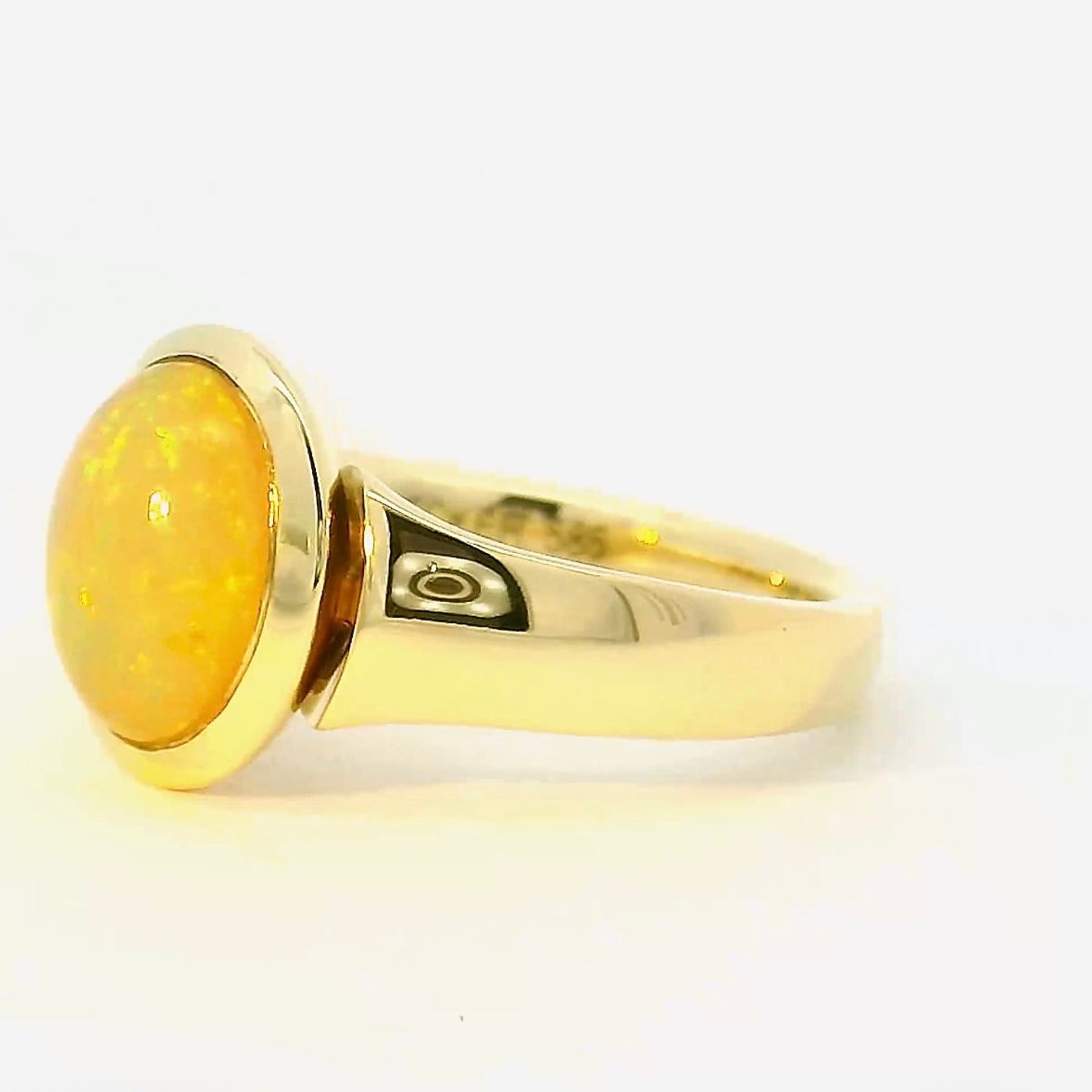 Edler Ring in 14 Karat Gelbgold mit äthiopischem Opal von R. H. Becker