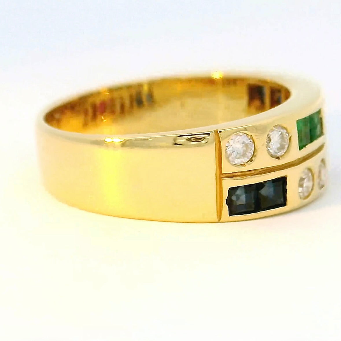 Eleganter Ring in 18 Karat Gelbgold mit Smaragd, Rubin, Saphir & Brillanten
