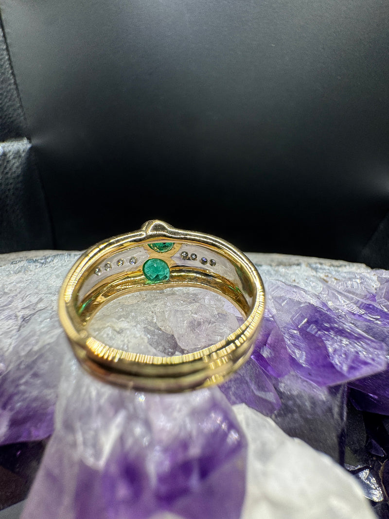 Handgefertigter Ring in 18 Karat Gelbgold mit Smaragden & Brillanten