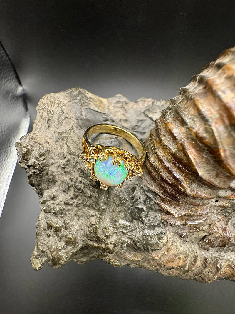 Original Goldbaur Ring in 18 Karat Gelbgold mit feinen Opal & Brillanten