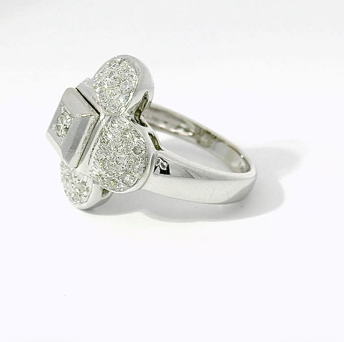 Eleganter Ring in 14 Karat Weißgold mit Brillanten