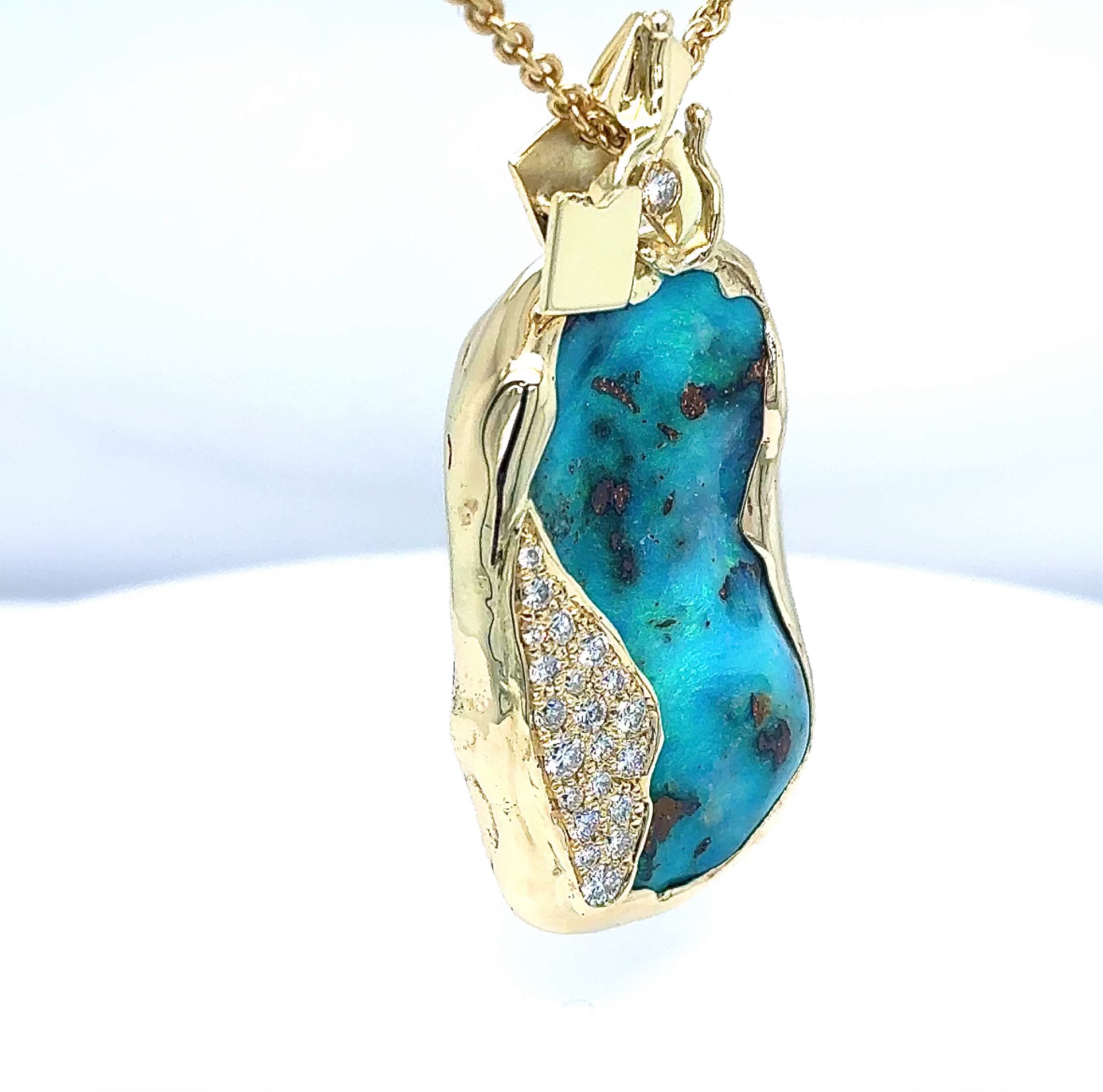 Handgefertigter Anhänger in 14 Karat Gelbgold mit australischem Opal & Brillanten