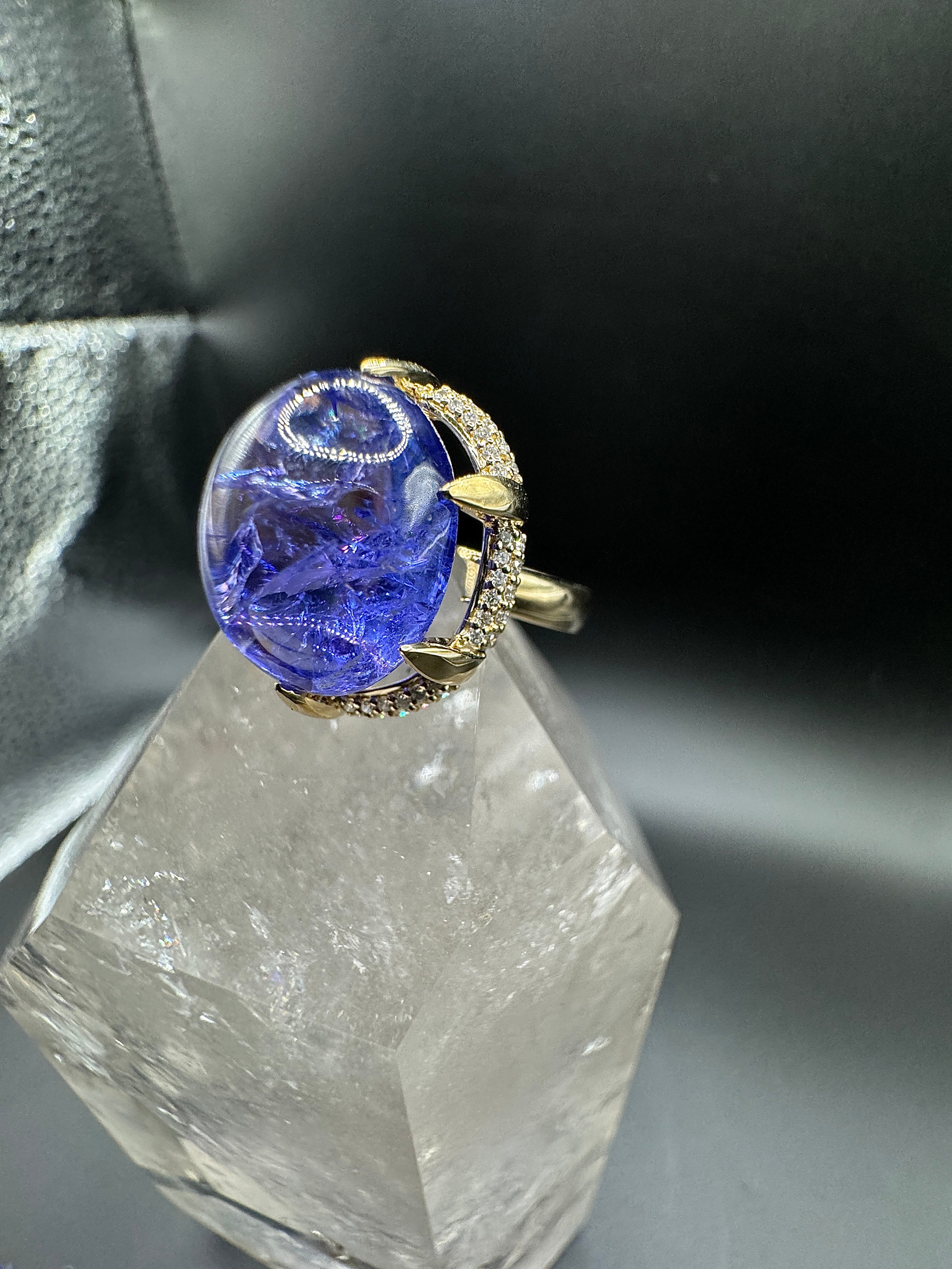 Ausgefallener Tansanit Ring in 14 Karat Gelbgold mit feinen Brillanten