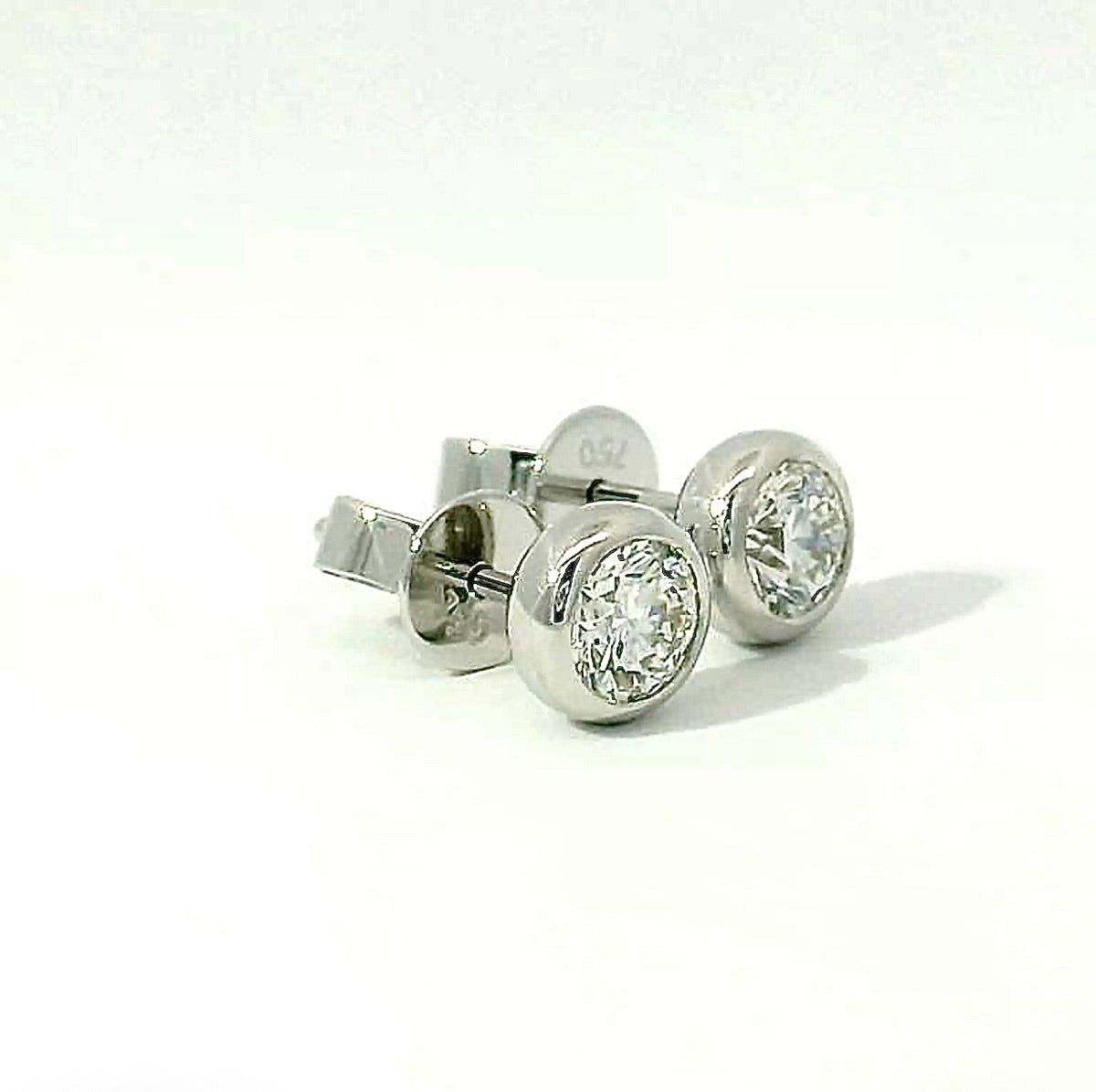 Moderne Brillantstecker in 18 Karat Weißgold mit hochfeinen Brillanten
